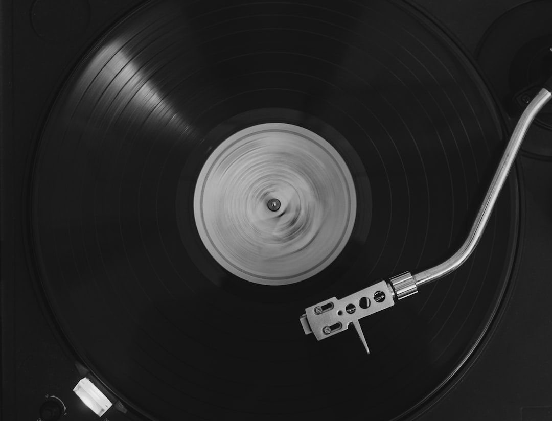 Schwarz-weiße Nahaufnahme einer Vinylschallplatte auf einem Plattenspieler
