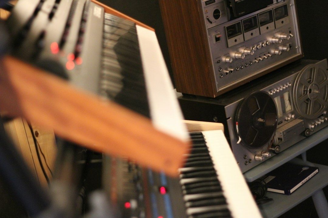 Vintage-Synthesizer und Tonbandgerät als Beispiel analoger Studiotechnik