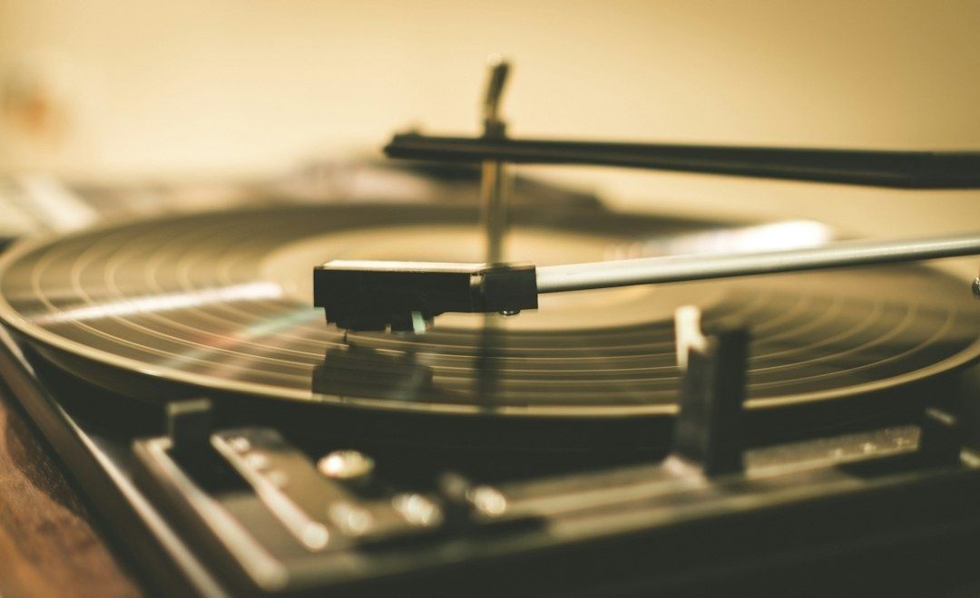 Nahaufnahme eines laufenden Plattenspielers mit schwarzer Vinylplatte